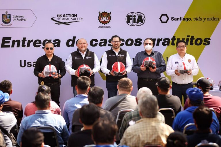ENTREGA DAVID DE LA PEÑA 100 CASCOS CERTIFICADOS DONADOS POR LA ASOCIACIÓN NACIONAL AUTOMOVILÍSTICA Y LA FUNDACIÓN KEEP FIGHTING