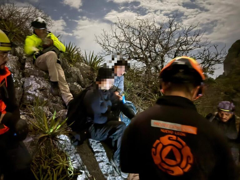 Rescatan a dos jóvenes extraviados en el Cerro de la Silla durante excursión nocturna en Guadalupe