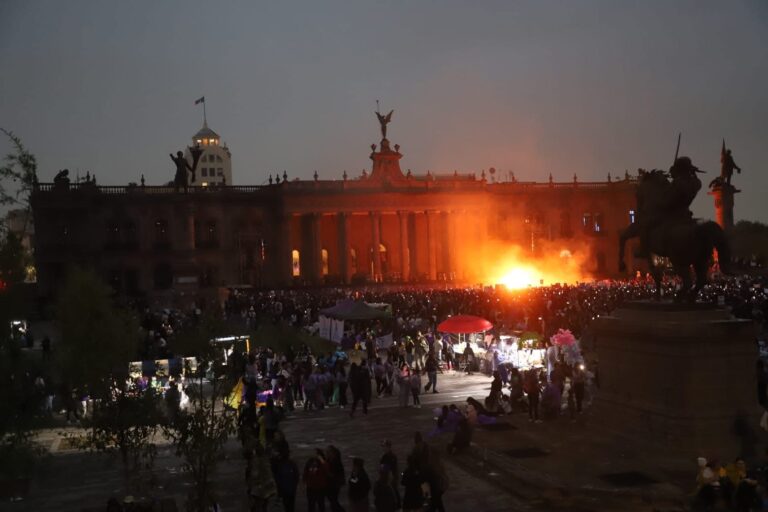 NI LA LLUVIA, NI LAS VALLAS… ¡NI LOS QUE SE MOLESTAN! 17 MIL MUJERES TOMAN MONTERREY Y HACEN RETUMBAR EL CENTRO