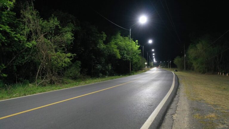 Iluminan carretera clave entre Cadereyta y Santiago tras 45 años en el abandono