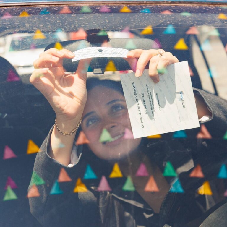 Mónica Oyervides reparte TAGs gratis para brincar casetas en Juárez