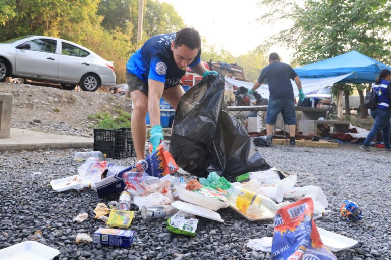 Lalo Leal y vecinos de Allende se arman de guantes y bolsas