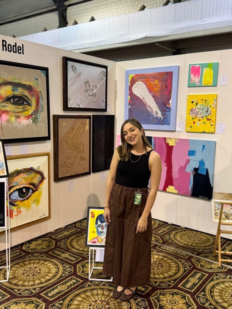 Del taller en Cadereyta al escenario internacional: Andrea Rodel la rompe en feria de arte en San Pedro