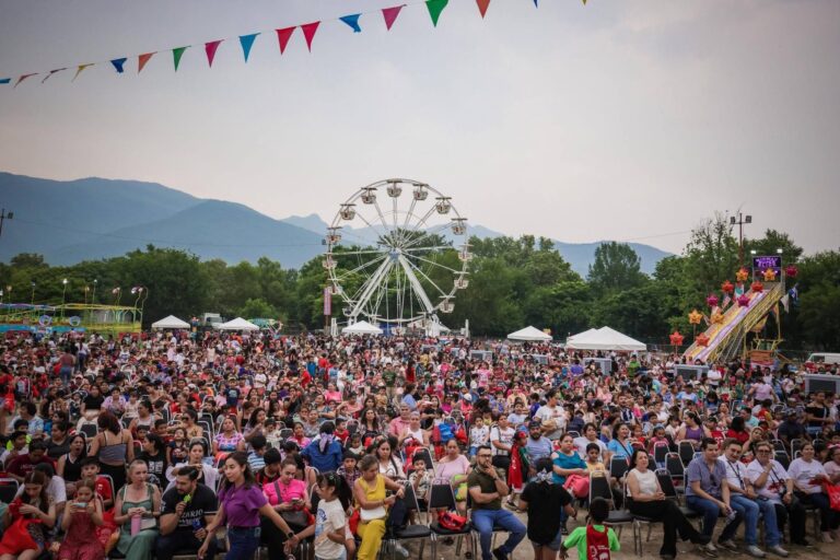 Reúnen festejos del Día del Niño y de las Madres a miles de familias en Santiago