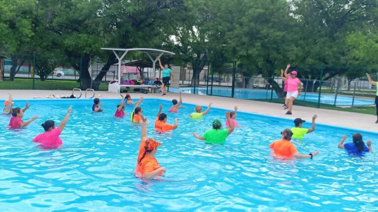 Entre risas, ejercicio y mucho ambiente arrancan clases de aquaaerobics en Cadereyta