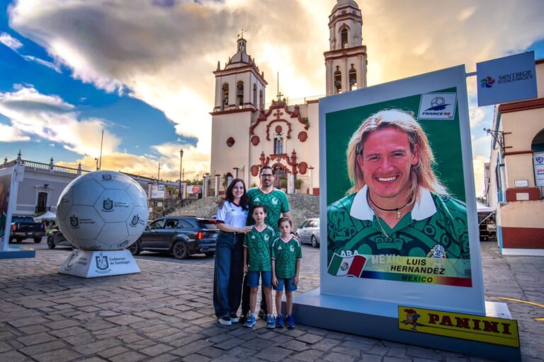 Santiago se viste de Mundial: llegan las estampas gigantes de Panini con Messi, Cristiano, Mbappé y más estrellas del fútbol