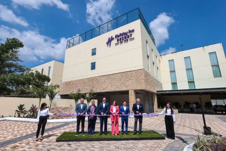 DAVID DE LA PEÑA INAUGURA HOLIDAY INN RESORT Y PONE A SANTIAGO EN EL RADAR DE LAS GRANDES INVERSIONES