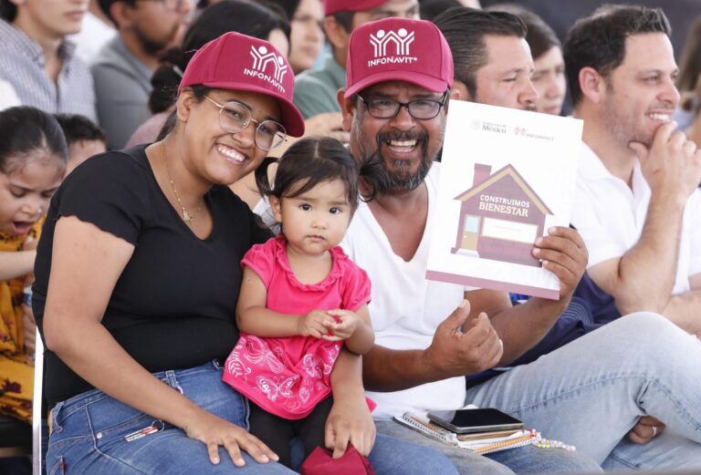 ENTREGAN 397 VIVIENDAS EN CADEREYTA; FAMILIAS RECIBEN LAS LLAVES DE SU NUEVO HOGAR