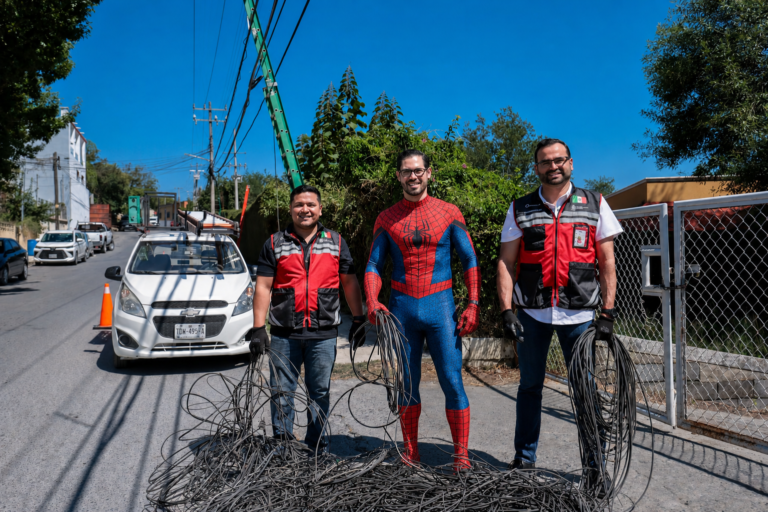 David, el “Spiderman” de Santiago: ¡a quitar telarañas de cables!
