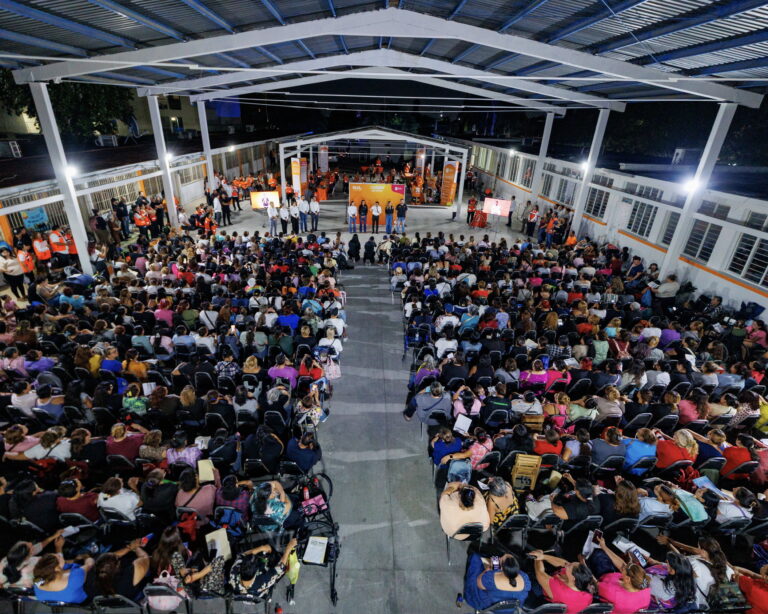 Félix Arratia hace historia: atiende desde las 5 AM a más de 12 mil personas con Ayudamos de Cerca