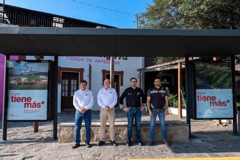 Ya no a pleno sol: Santiago estrena 20 paradas de autobús